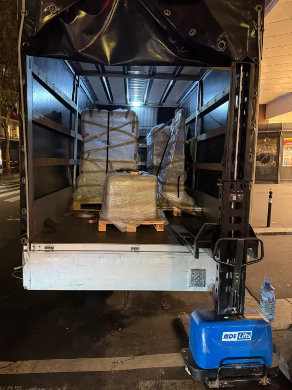 Transfert de nuit de mobilier agencement via coursier de PARIS (FRANCE) vers BERLIN (ALLEMAGNE) pour sécuriser le fret