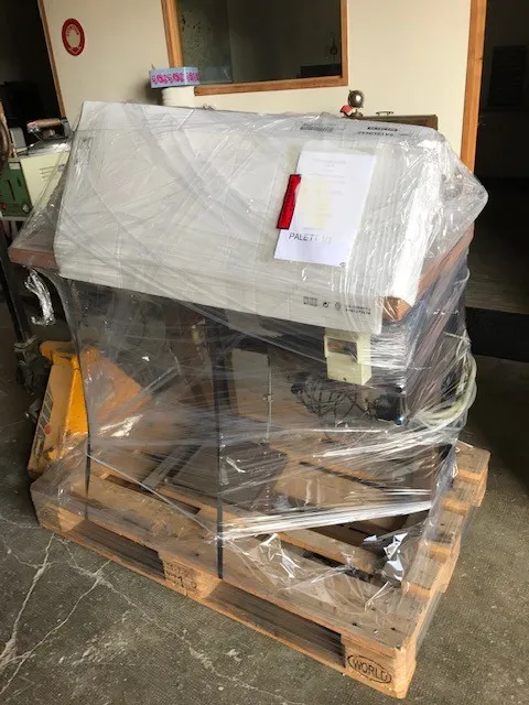 Packing and shipping AUCTION TROOSTWIJK for a sewing machine from VENLO (NETHERLANDS) to PARIS (FRANCE)