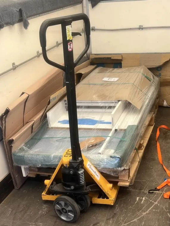 Transport de matériel sensible : acheminement de paillasses de laboratoires vitrées de LYON (FRANCE) vers Avignon (FRANCE) en 20m³ hayon sans rupture de charge